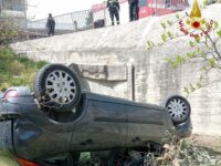 Corridonia, auto sbanda e finisce in un giardino : 2 feriti