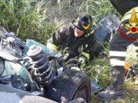 Frontale tra auto e camion nel Pesarese, strada chiusa