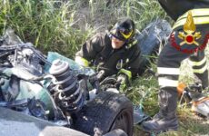 Frontale tra auto e camion nel Pesarese, strada chiusa