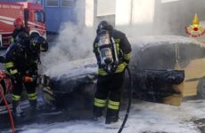 Ancona, due auto a fuoco in un capannone