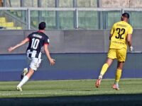 Foto Giovanni Isolino/LaPresse 05 Maggio 2024 Palermo, Italia - sport - calcio - Palermo vs Ascoli - Campionato di calcio Serie B 2023/2024 - Stadio Renzo Barbera.
Nella foto: esultanza goal 2-2  CALIGARA FABRIZIO 

May 05, 2024 Palermo, Italy - sport - soccer - Palermo vs Ascoli - Italian Football Championship League B 2023/2024 - Renzo Barbera stadium.
 In the pic: celebrates after scoring the 2-2 goal   CALIGARA FABRIZIO