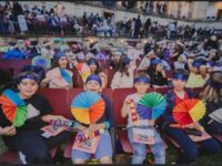 Studenti entusiasti della Turandot allo Sferisterio