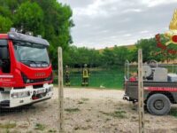 Auto finisce nel laghetto, due anziani morti