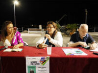 San Benedetto, Anna Crispino conquista il pubblico con Carlo Delle Piane