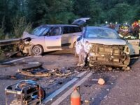 Scontro tra due auto e camion a Cagli, feriti
